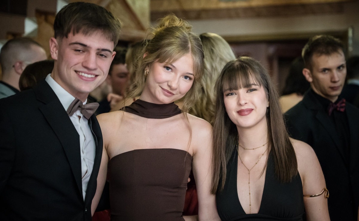 Studniówka maturzystów CKZiU nr 1 w Raciborzu. Poloneza zatańczono w Acropolis [WIDEO] - Serwis informacyjny z Raciborza - naszraciborz.pl