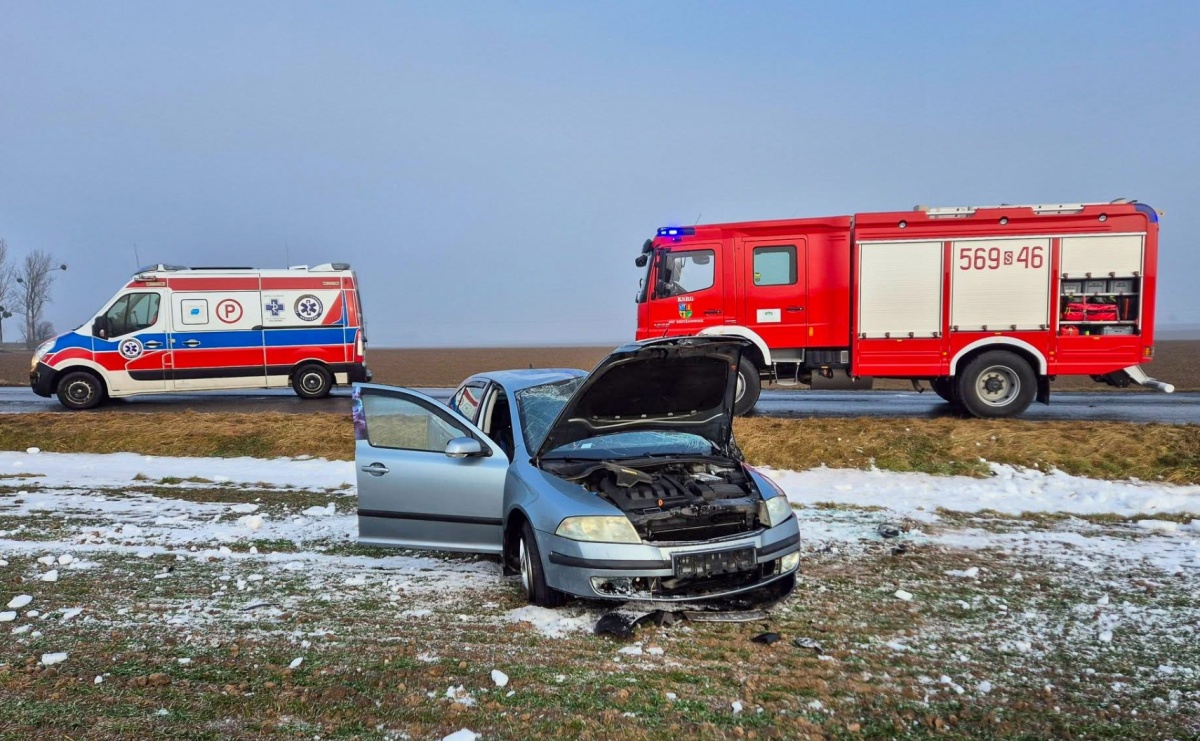 Dachowanie samochodu na DW 936 w Owsiszczach. Dwie osoby trafiły do szpitala - Serwis informacyjny z Raciborza - naszraciborz.pl