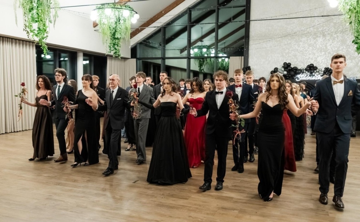 ZSO nr 1 w Raciborzu po raz pierwszy bawi się na studniówce w Rudach [FOTO i WIDEO] - Serwis informacyjny z Raciborza - naszraciborz.pl