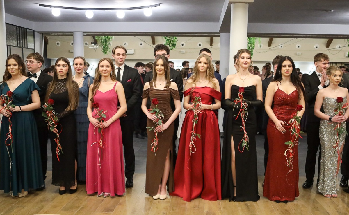 Róże Kasprowicza w Rudym Lesie. Studniówka ZSO nr 1 z Raciborza na bis [FOTO] - Serwis informacyjny z Raciborza - naszraciborz.pl