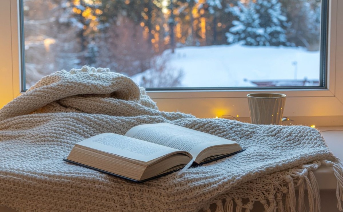 Czytanie zimą - dlaczego mózg kocha książki bardziej, gdy za oknem pada śnieg? - Serwis informacyjny z Raciborza - naszraciborz.pl
