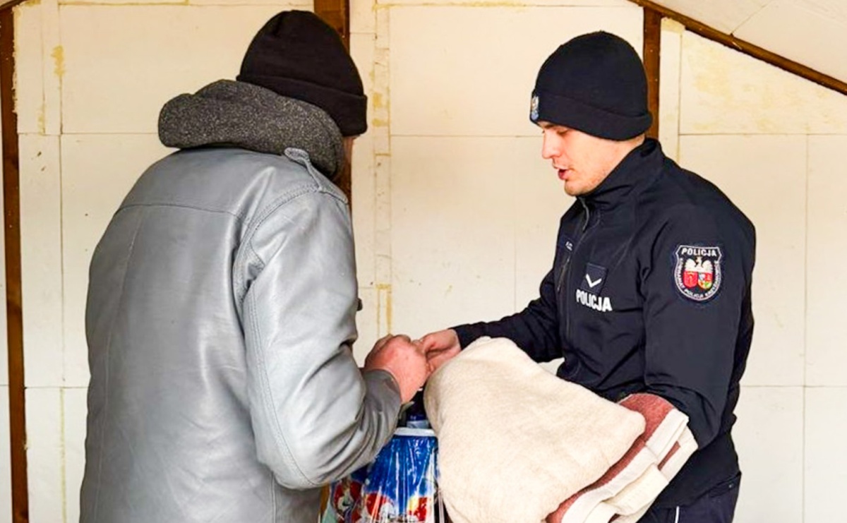 W altance na mrozie. Dzielnicowi przyszli z pomocą - Serwis informacyjny z Raciborza - naszraciborz.pl