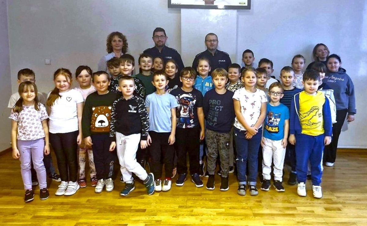 Bezpieczne ferie zimowe. Policyjna wizyta w Kuźni Raciborskiej - Serwis informacyjny z Raciborza - naszraciborz.pl