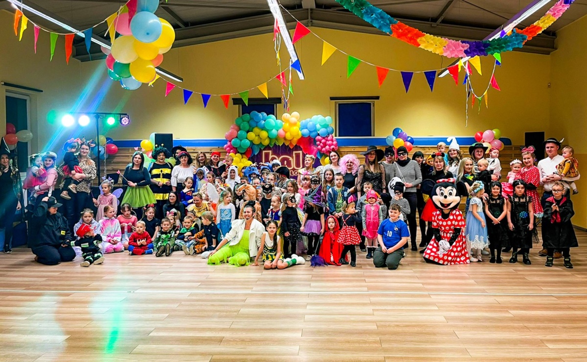 Bajkowy bal karnawałowy w Pietrowicach Wielkich przyciągnął tłumy najmłodszych - Serwis informacyjny z Raciborza - naszraciborz.pl