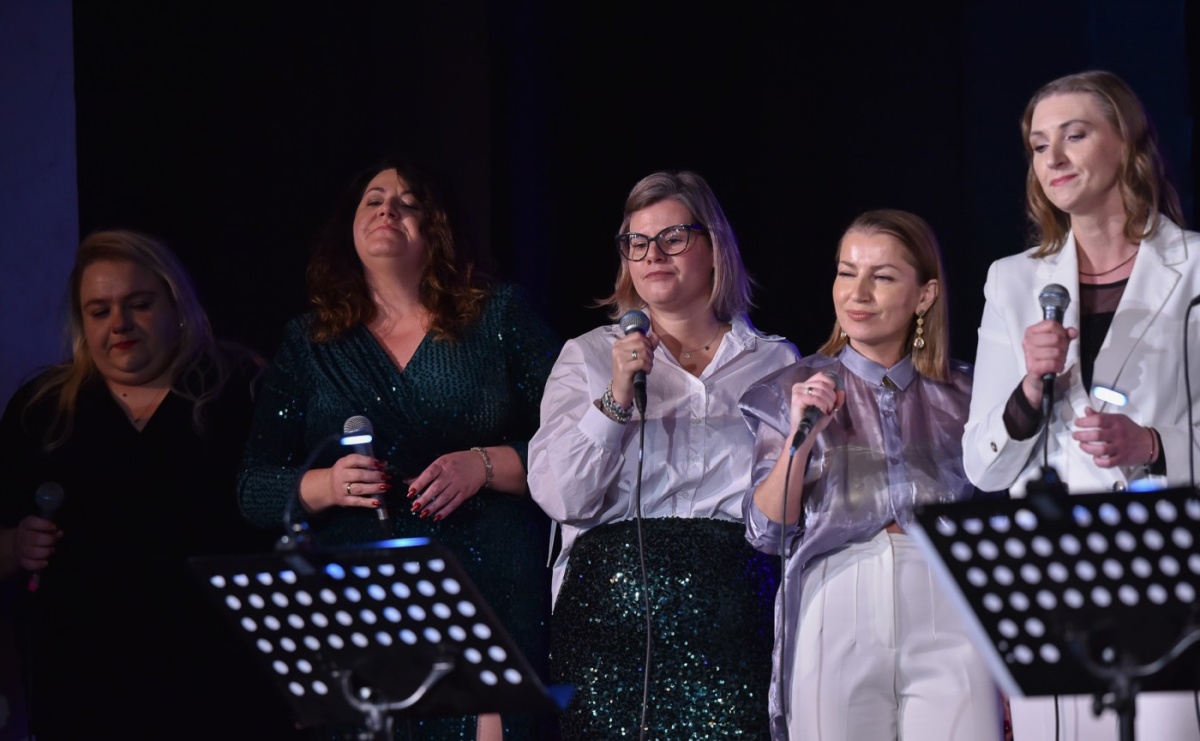 Zimowy koncert Zespołu Wokalnego Perspektywa w Raciborzu przyciągnął publiczność do Strzechy - Serwis informacyjny z Raciborza - naszraciborz.pl