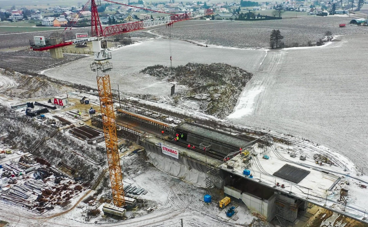 Koniec ery promów na Odrze coraz bliżej. Gigantyczna konstrukcja pod Raciborzem łączy brzegi i otwiera nowe perspektywy - Serwis informacyjny z Raciborza - naszraciborz.pl