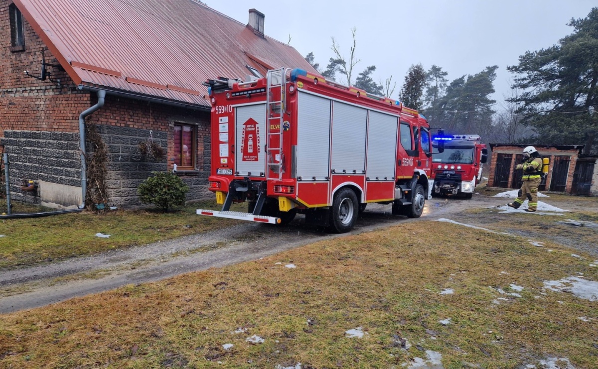 Pożar sadzy w kominie przy ul. Dworcowej w Rudach. Interweniowały zastępy PSP i OSP - Serwis informacyjny z Raciborza - naszraciborz.pl