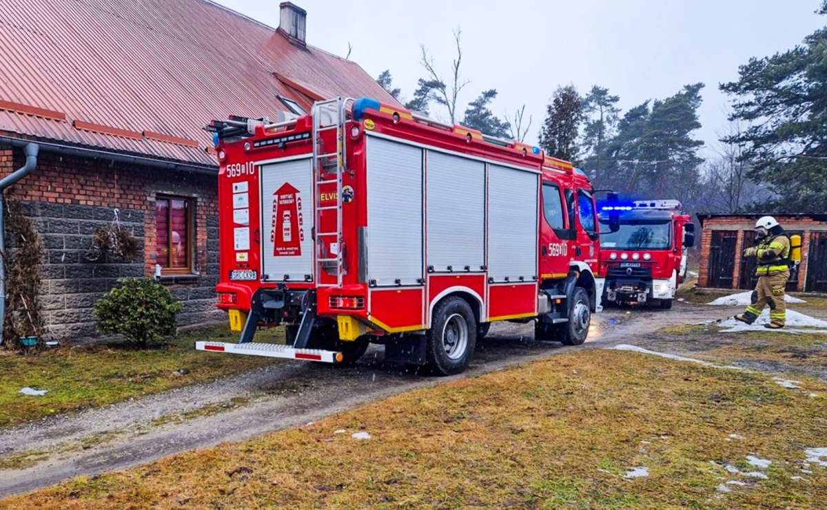 Pożar sadzy w kominie przy ul. Dworcowej w Rudach. Interweniowały zastępy PSP i OSP - Serwis informacyjny z Raciborza - naszraciborz.pl