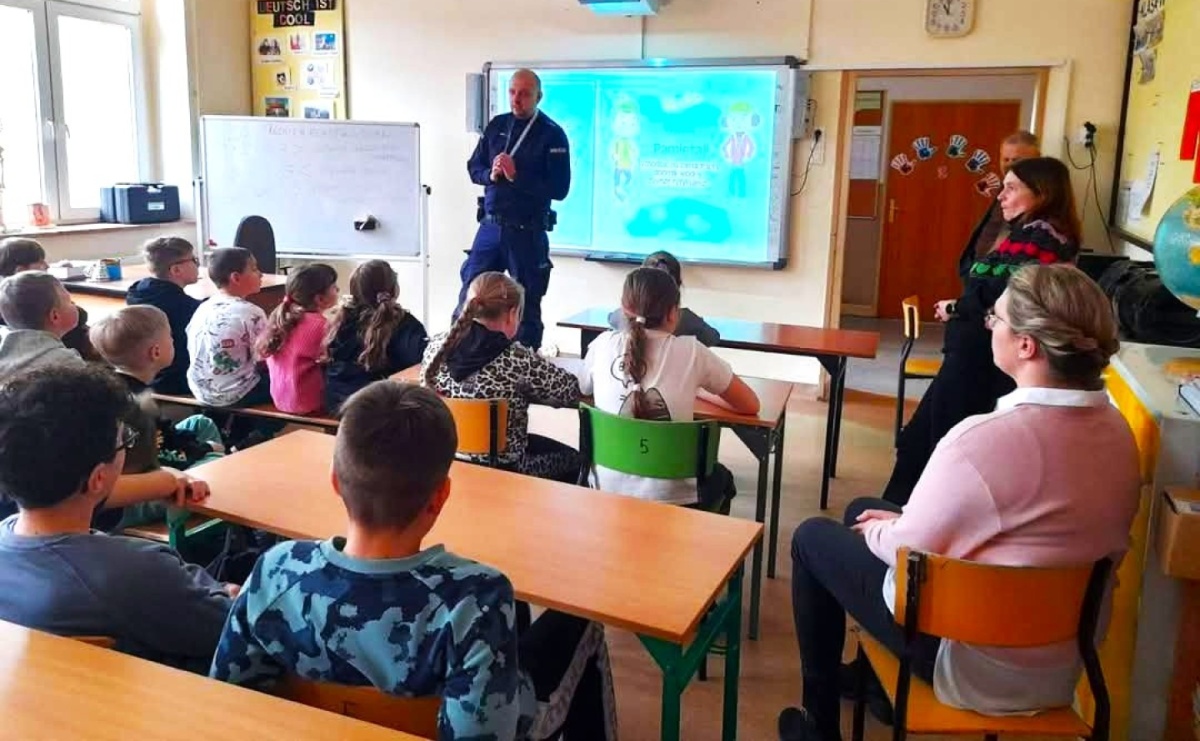Dzielnicowy rozmawiał z uczniami o bezpieczeństwie podczas ferii - Serwis informacyjny z Raciborza - naszraciborz.pl