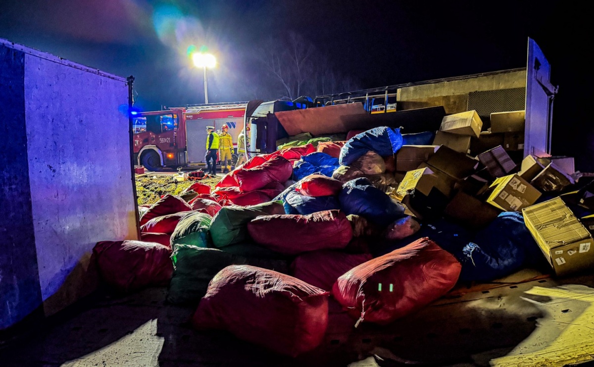 Ciężarówka przewróciła się na skrzyżowaniu Rudzkiej i Ciechowickiej [FOTO] - Serwis informacyjny z Raciborza - naszraciborz.pl