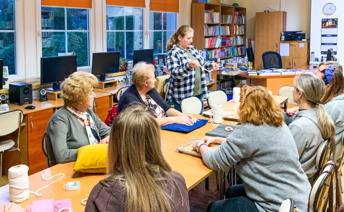 Spotkanie z tradycją. Biblioteka w Ocicach zaprasza na warsztaty haftu krzyżykowego - Serwis informacyjny z Raciborza - naszraciborz.pl