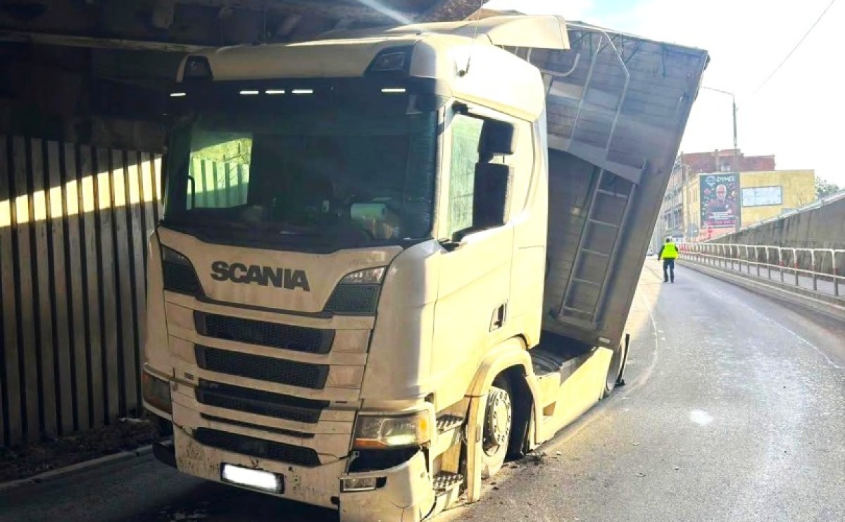 Samochód ciężarowy zablokował wiadukt przy Bosackiej–Rybnickiej - Serwis informacyjny z Raciborza - naszraciborz.pl