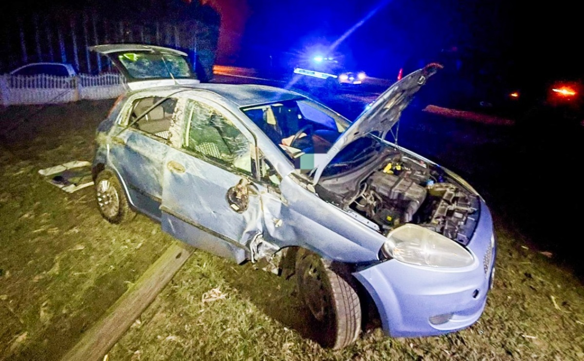 Poślizg na ul. Hulczyńskiej – Fiat uderzył w słup - Serwis informacyjny z Raciborza - naszraciborz.pl