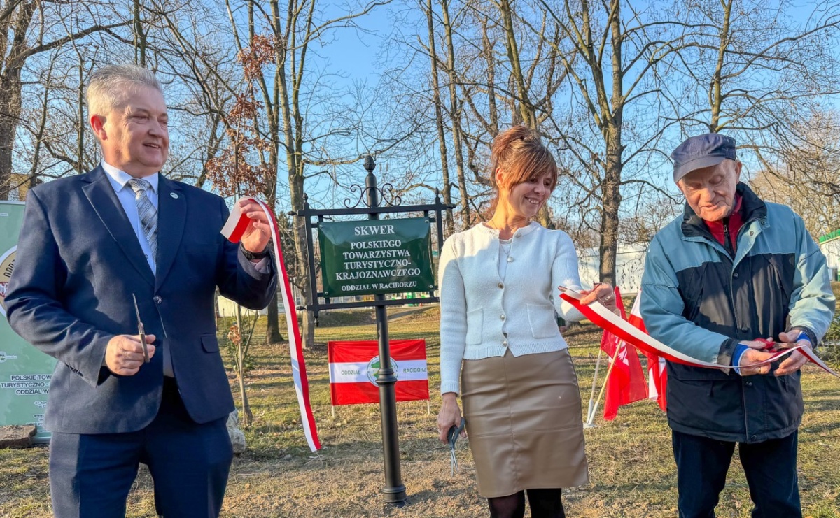 Skwer PTTK w Raciborzu oficjalnie otwarty. Salwa armatnia na 71. rocznicę powstania Oddziału - Serwis informacyjny z Raciborza - naszraciborz.pl