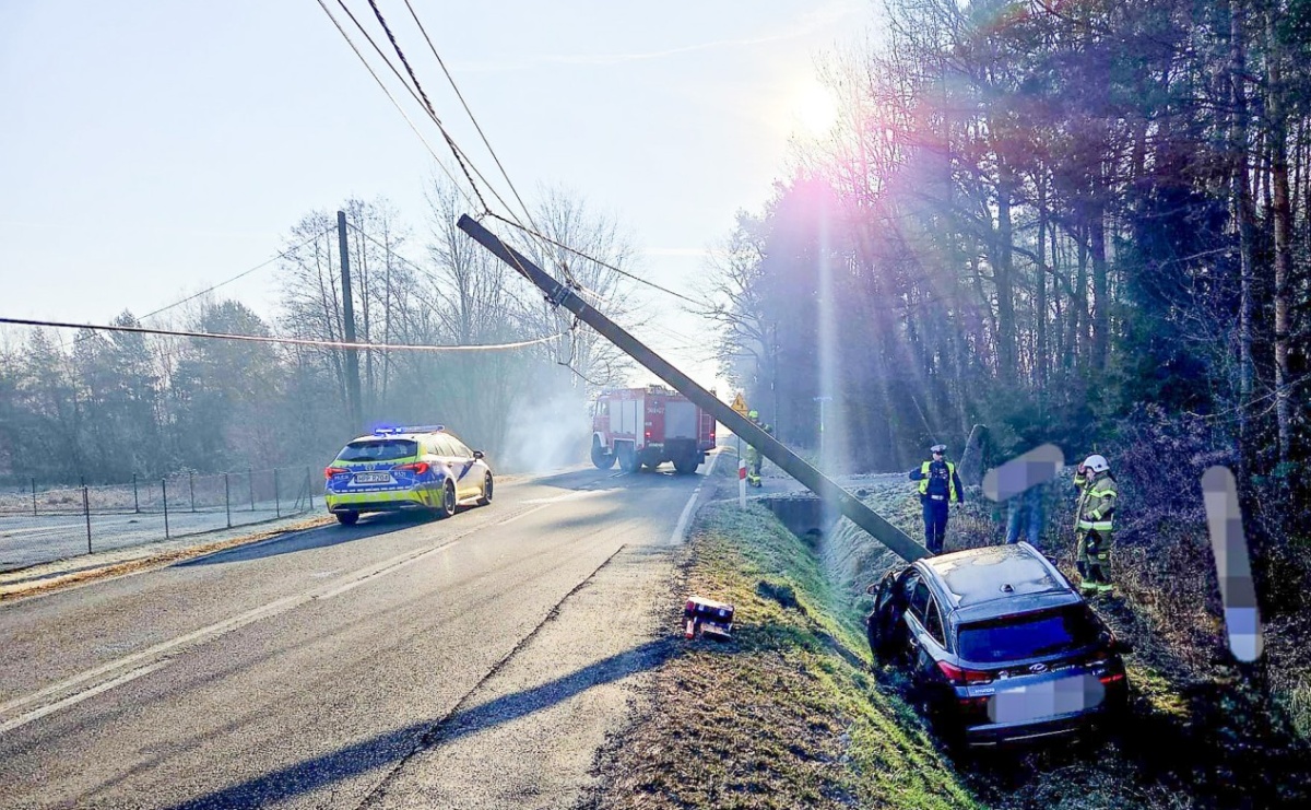 Samochód uderzył w słup na ul. Raciborskiej w Rudzie Kozielskiej - Serwis informacyjny z Raciborza - naszraciborz.pl