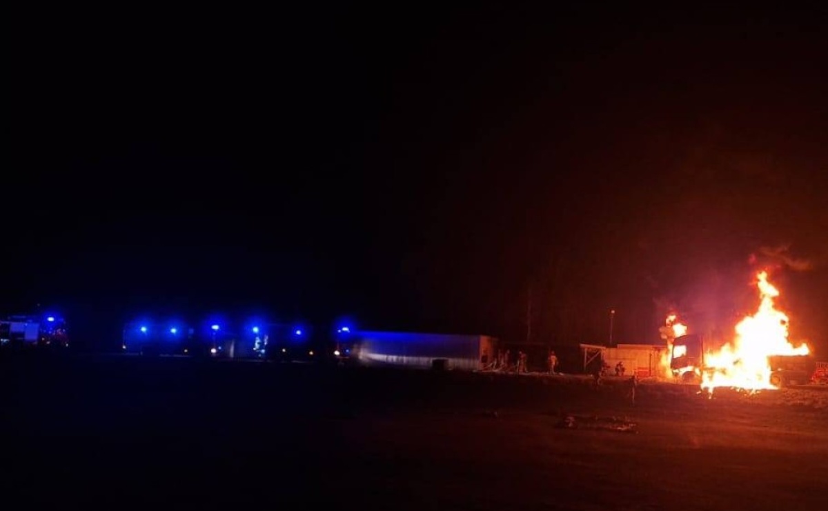 Pożar w stodole, płonęły tuje i ciężarówka w ogniu. Noc pełna interwencji strażaków - Serwis informacyjny z Raciborza - naszraciborz.pl