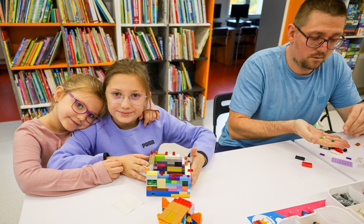 Buduj z klockami LEGO w bibliotecznym Klubie Ojca - Serwis informacyjny z Raciborza - naszraciborz.pl