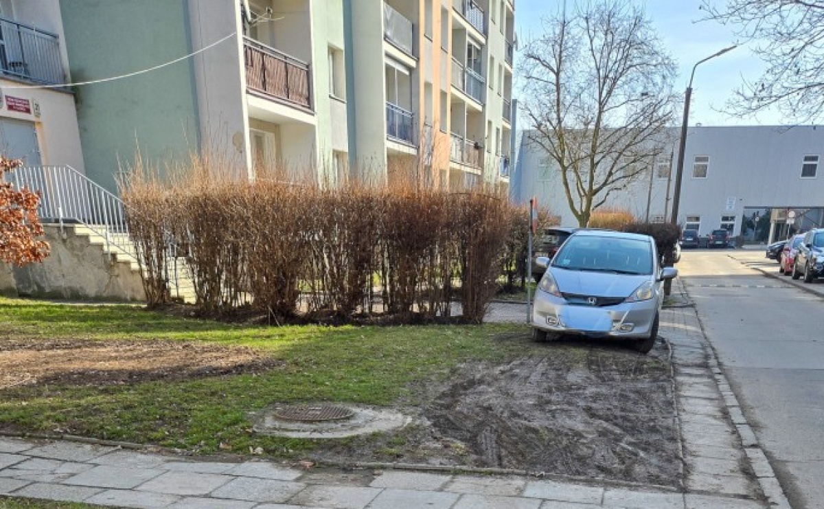 List do redakcji: przepisy nagminnie łamane, trawniki i chodniki niszczone - czytelnik pokazuje jak parkują w Raciborzu [FOTO] - Serwis informacyjny z Raciborza - naszraciborz.pl