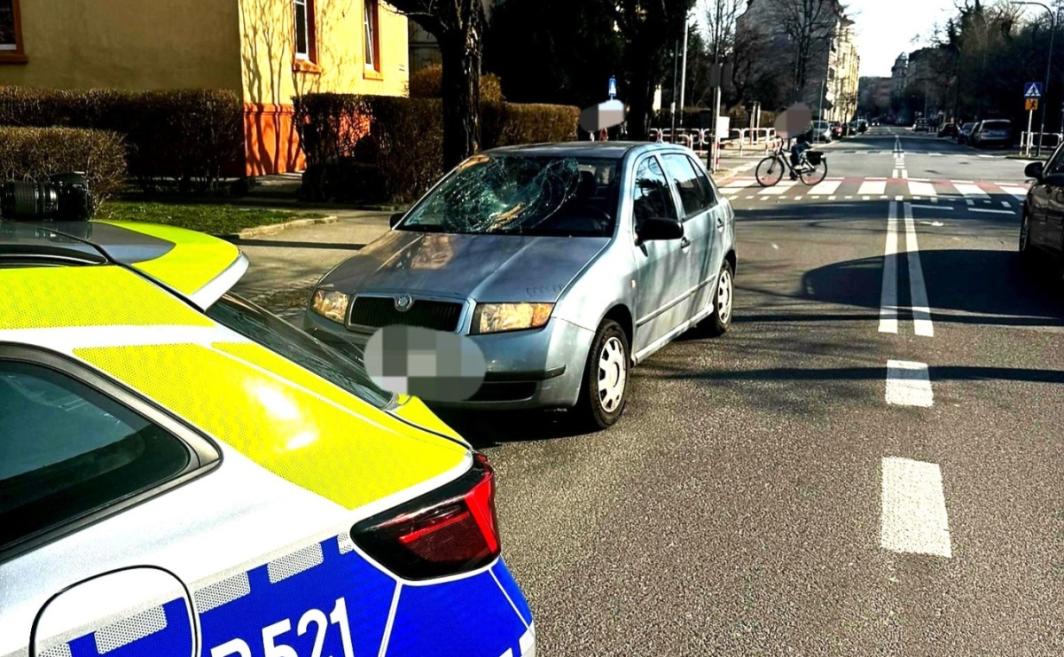 Groźne zdarzenie na ul. Ogrodowej w Raciborzu. Rowerzystka potrącona przez samochód - Serwis informacyjny z Raciborza - naszraciborz.pl