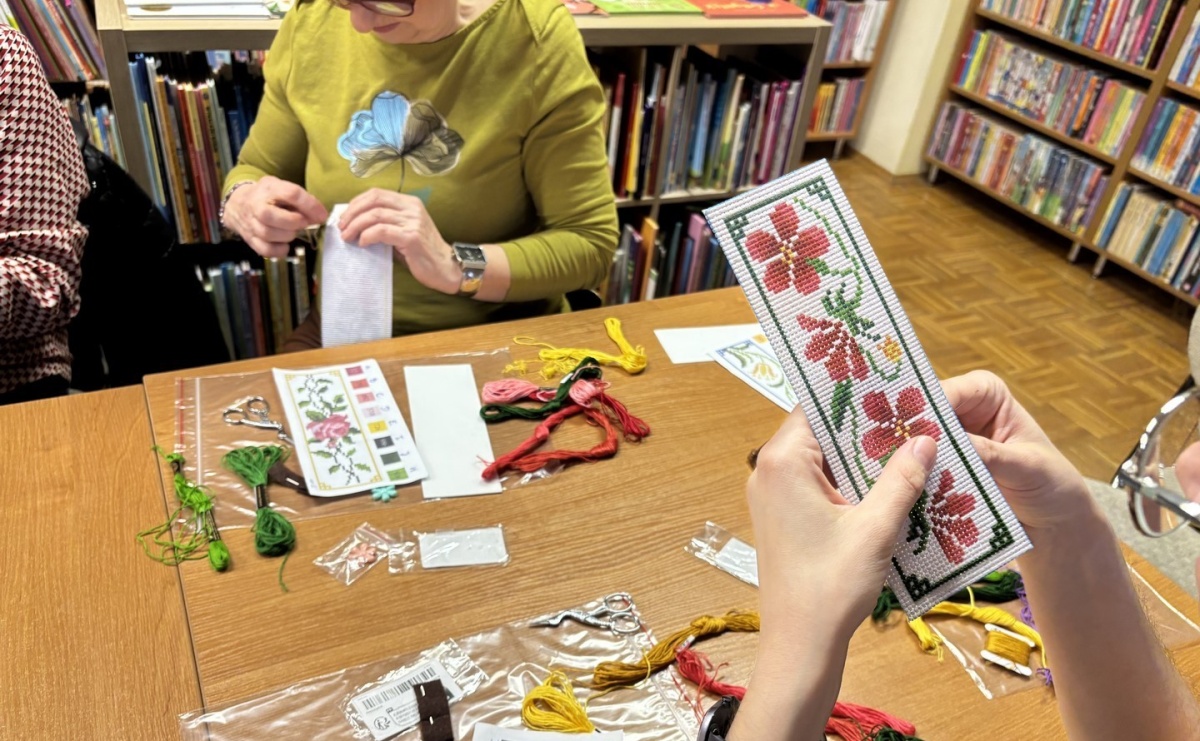 Czy haftowanie uspokaja? W bibliotece w Ocicach odbyły się warsztaty z Zofią Smaroń - Serwis informacyjny z Raciborza - naszraciborz.pl