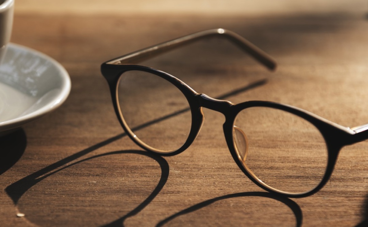 Zauszniki do okularów — jak dopasować, wymienić i gdzie kupić?