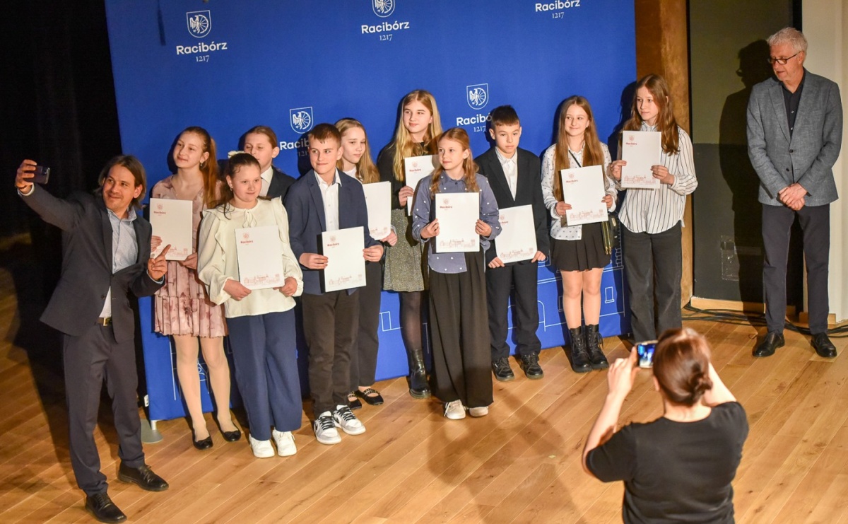 Raciborska gala prymusów. Wręczenie stypendiów dla najlepszych uczniów - Serwis informacyjny z Raciborza - naszraciborz.pl