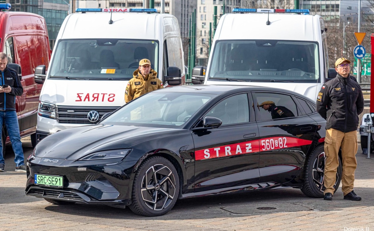 Elektryczny BYD w Komendzie Miejskiej PSP w Raciborzu. Pierwszy w Polsce - Serwis informacyjny z Raciborza - naszraciborz.pl