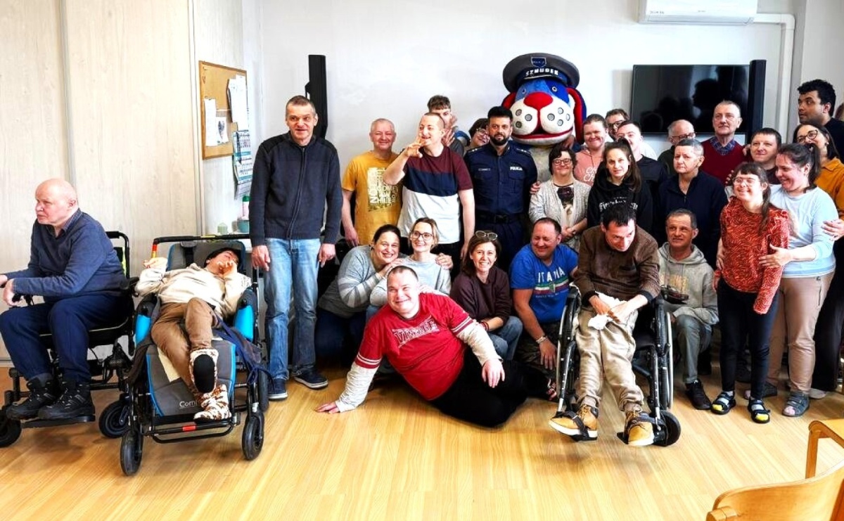 Policjant z wizytą w Środowiskowym Domu Samopomocy - Serwis informacyjny z Raciborza - naszraciborz.pl