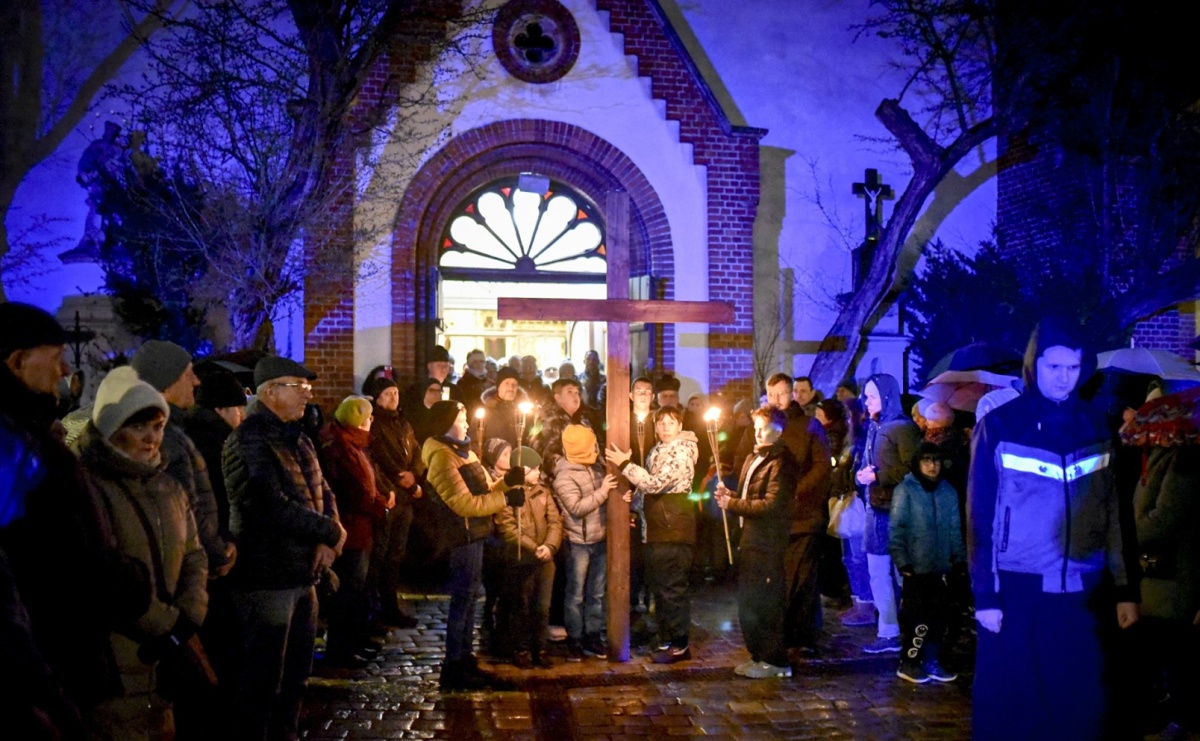 Wierni przeszli ulicami Raciborza. Tradycyjna Droga Krzyżowa za nami - Serwis informacyjny z Raciborza - naszraciborz.pl