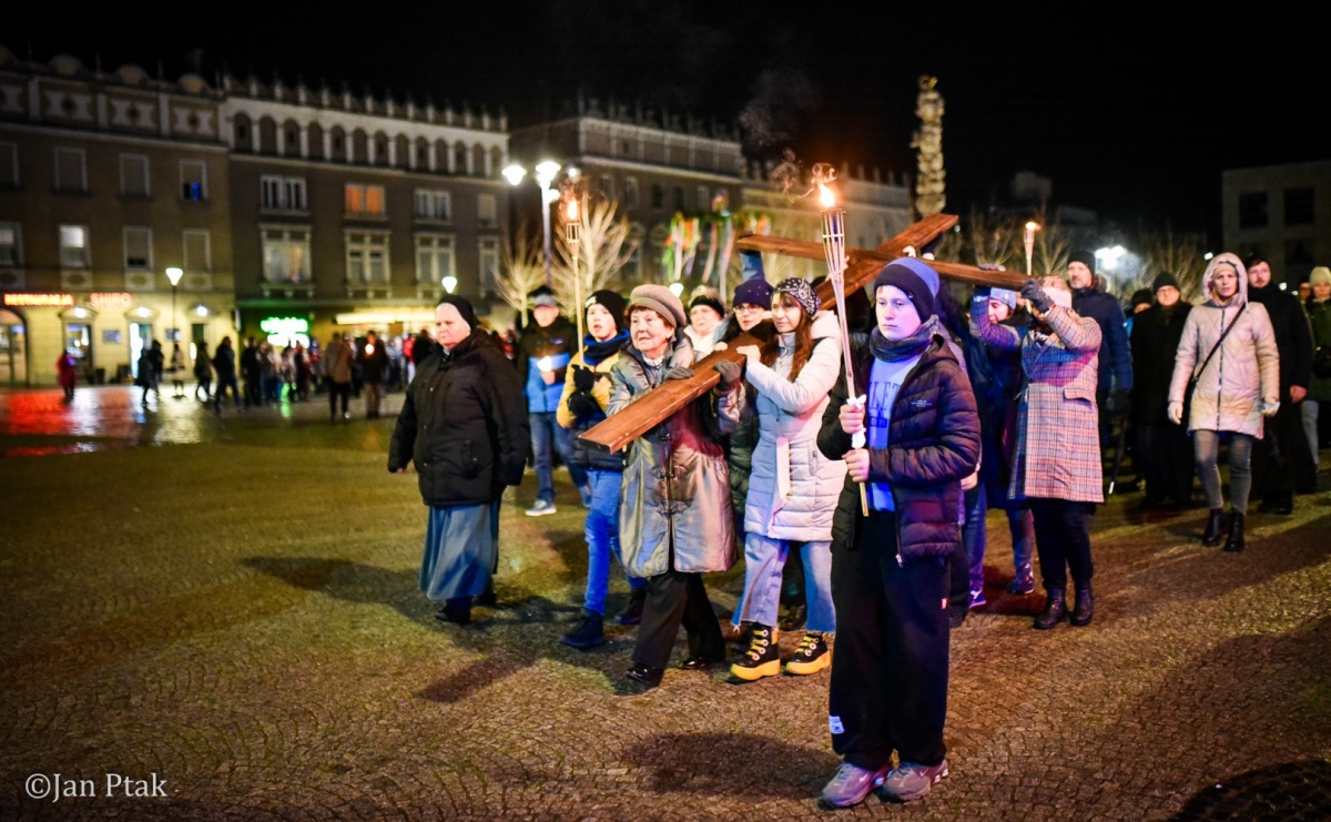 Wierni przeszli ulicami Raciborza. Tradycyjna Droga Krzyżowa za nami - Serwis informacyjny z Raciborza - naszraciborz.pl
