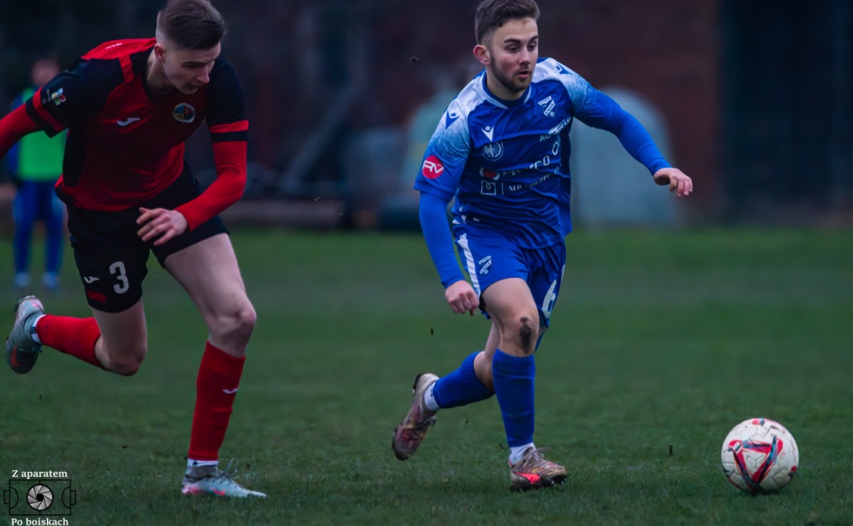 Niewykorzystane okazje i spóźniona pogoń. Podział punktów w derbach [FOTO] - Serwis informacyjny z Raciborza - naszraciborz.pl