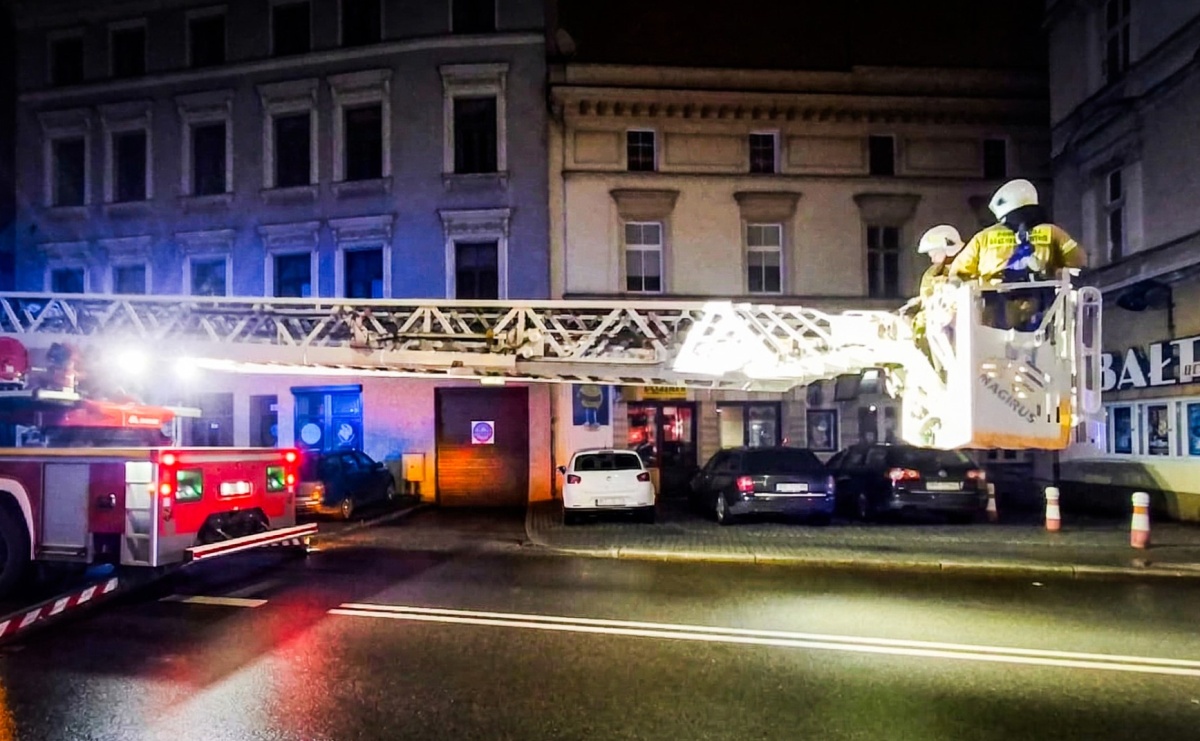 Noc pełna akcji strażaków. Płonący dom i ranny 38-latek - Serwis informacyjny z Raciborza - naszraciborz.pl