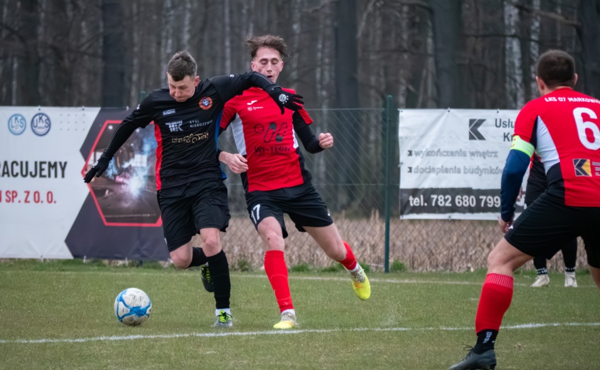 Obudzili się w końcówce, ale zabrakło czasu. Markowice bez punktów w derbach [FOTO] - Serwis informacyjny z Raciborza - naszraciborz.pl