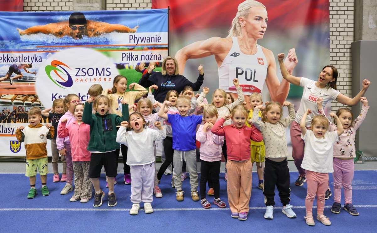 Bo każdy artysta musi być w formie. Mali Odkrywcy Sztuki z RCK na treningu w Szkole Mistrzostwa Sportowego - Serwis informacyjny z Raciborza - naszraciborz.pl