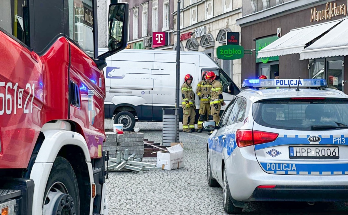 Bus uderzył w futrynę sklepu na rynku. Służby wyjaśniają okoliczności zdarzenia - Serwis informacyjny z Raciborza - naszraciborz.pl