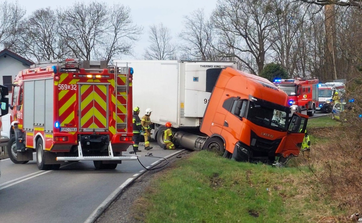 Poważne zderzenie na ulicy Rudzkiej w Babicach. DW 919 Racibórz-Rudy-Nędza całkowicie zablokowana - Serwis informacyjny z Raciborza - naszraciborz.pl