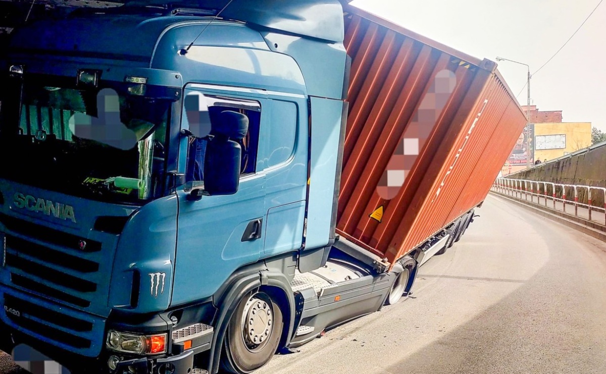 Ciężarówka utknęła pod wiaduktem na styku Rybnickiej i Bosackiej w Raciborzu - Serwis informacyjny z Raciborza - naszraciborz.pl