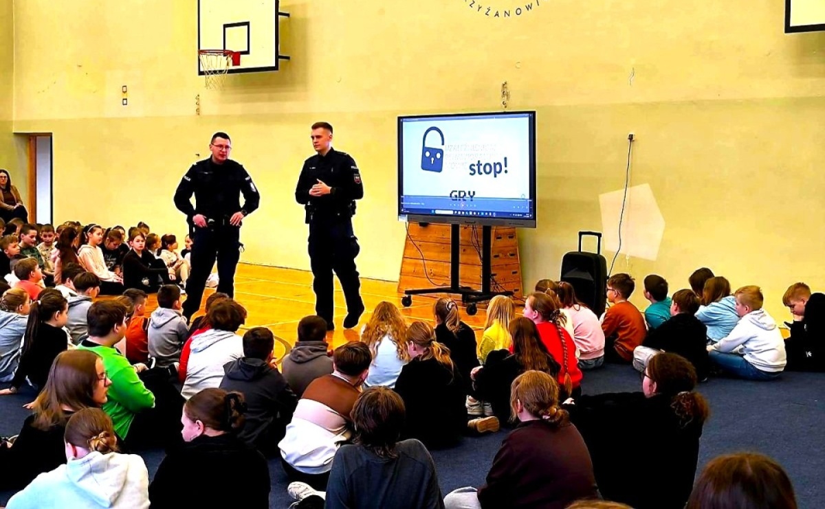 Spotkanie profilaktyczne dzielnicowych z uczniami w Krzyżanowicach - Serwis informacyjny z Raciborza - naszraciborz.pl