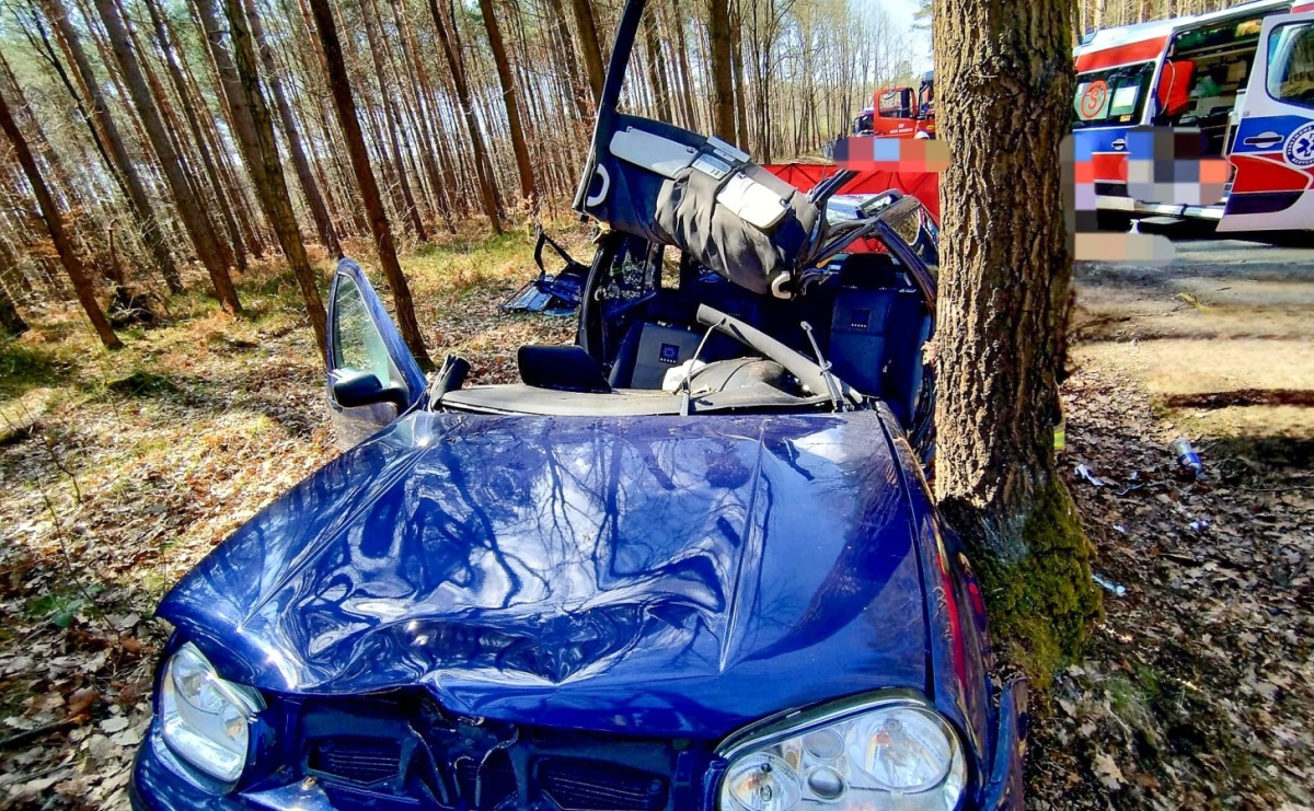 Tragiczny wypadek na drodze pomiędzy Kuźnią Raciborską a Rudą Kozielską [FOTO] - Serwis informacyjny z Raciborza - naszraciborz.pl