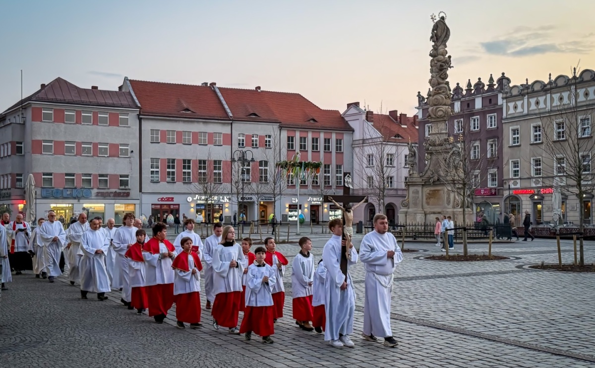 Liturgia Wielkiego Piątku w sercu Raciborza [FOTO i WIDEO] - Serwis informacyjny z Raciborza - naszraciborz.pl