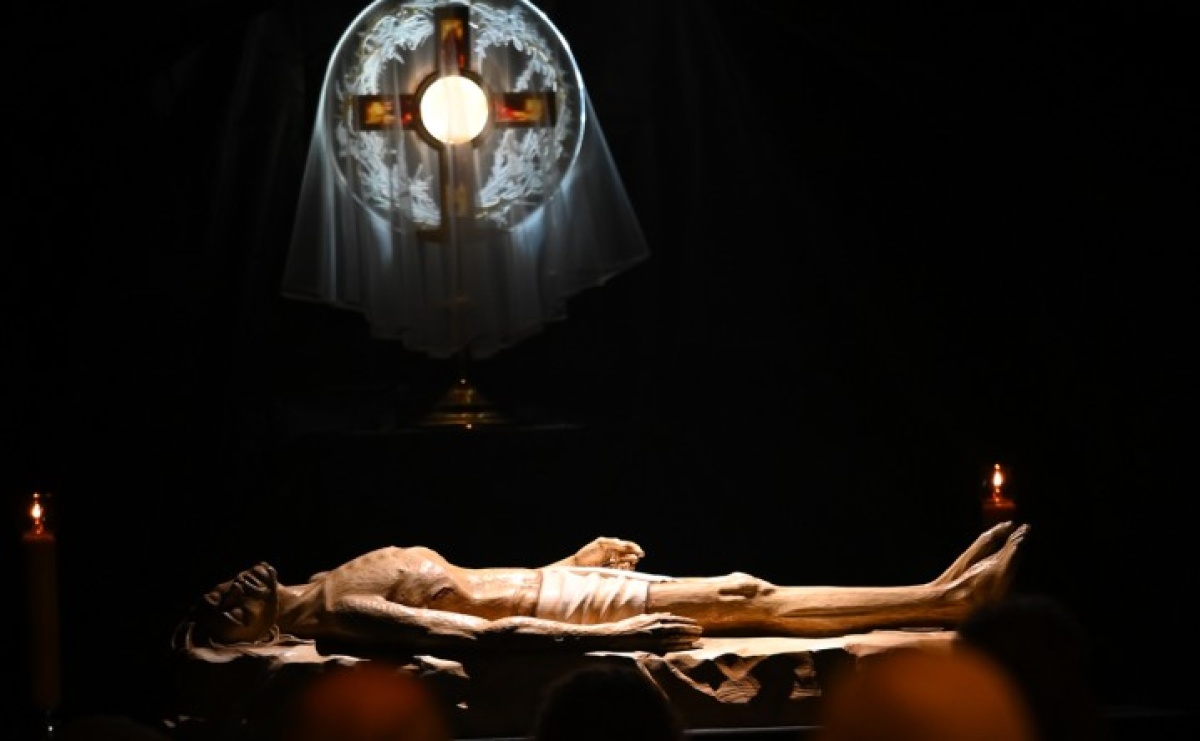 Obrzędy Wielkiego Piątku w centrum największej parafii Raciborza - Serwis informacyjny z Raciborza - naszraciborz.pl