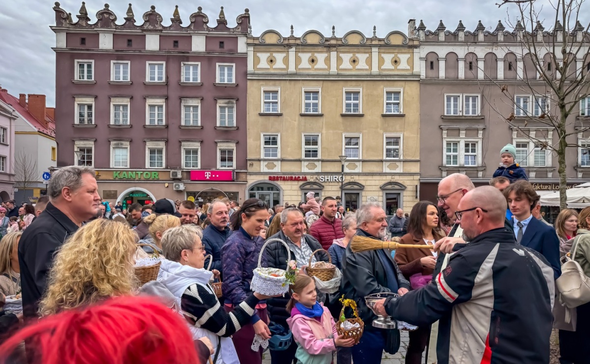 Święcenie pokarmów wielkanocnych na raciborskim rynku [FOTO i WIDEO] - Serwis informacyjny z Raciborza - naszraciborz.pl