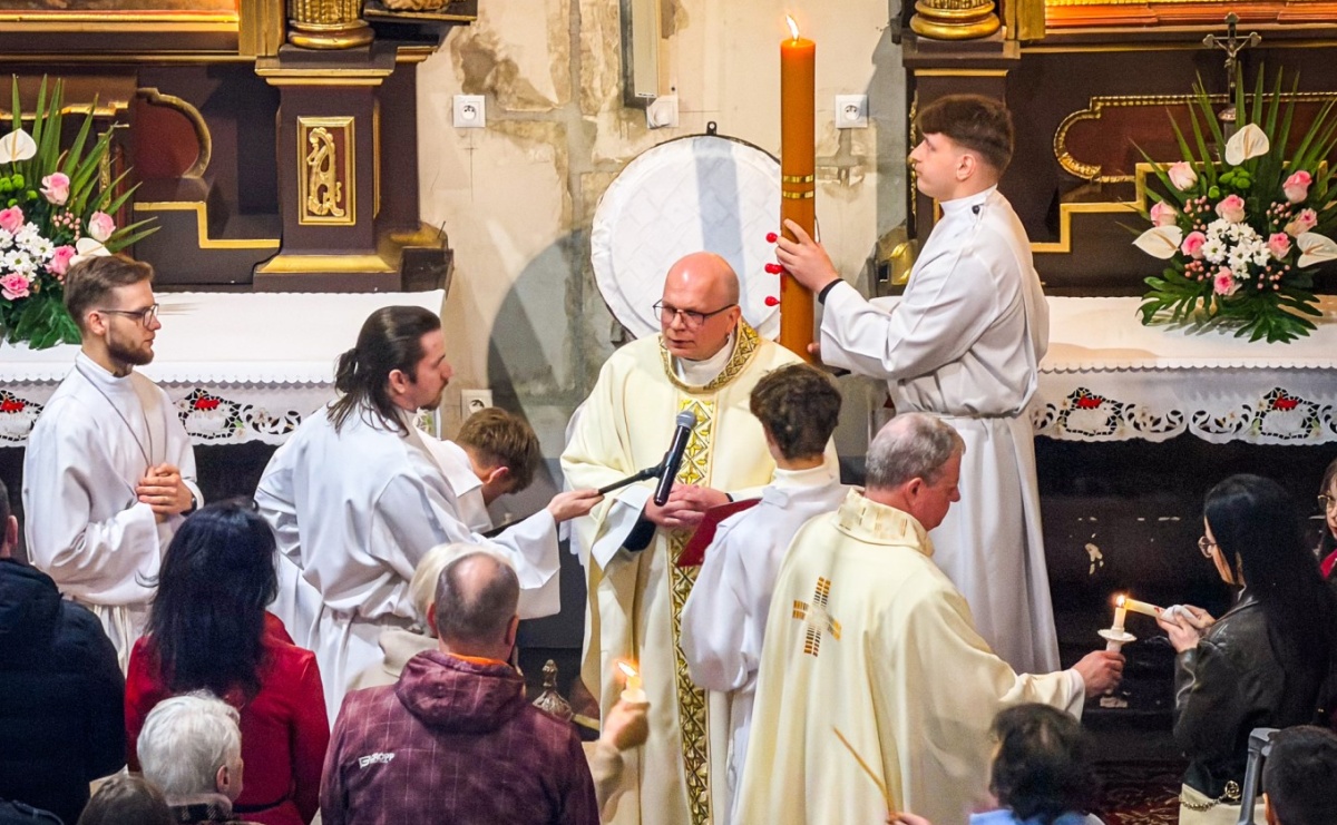 Do Niego należy czas i wieczność. Wigilia Paschalna w najstarszej raciborskiej świątyni - Serwis informacyjny z Raciborza - naszraciborz.pl