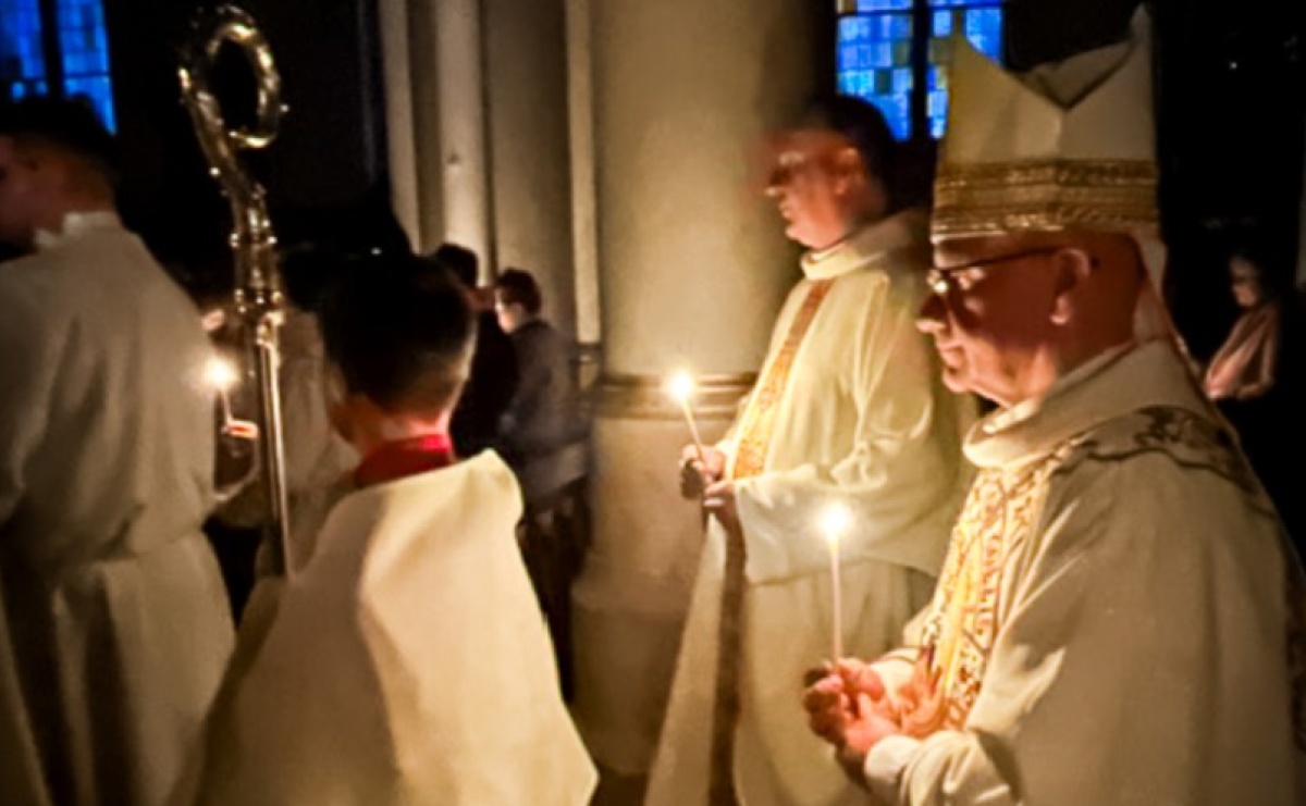 Czas, wieczność i odnowienie u źródła. Wigilia Paschalna u św. Jana Chrzciciela w Raciborzu-Ostrogu z biskupem - Serwis informacyjny z Raciborza - naszraciborz.pl