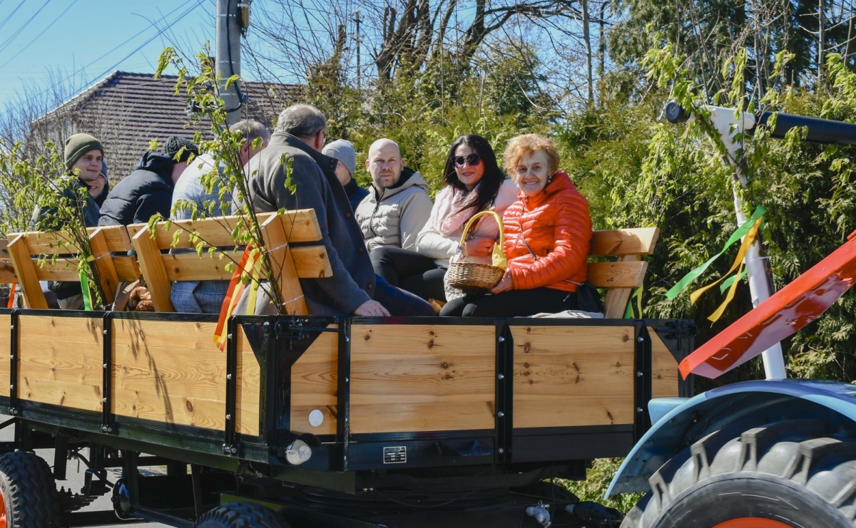 Wielkanocna procesja konna w Zawadzie Książęcej przeszła polami trójwsi - Serwis informacyjny z Raciborza - naszraciborz.pl