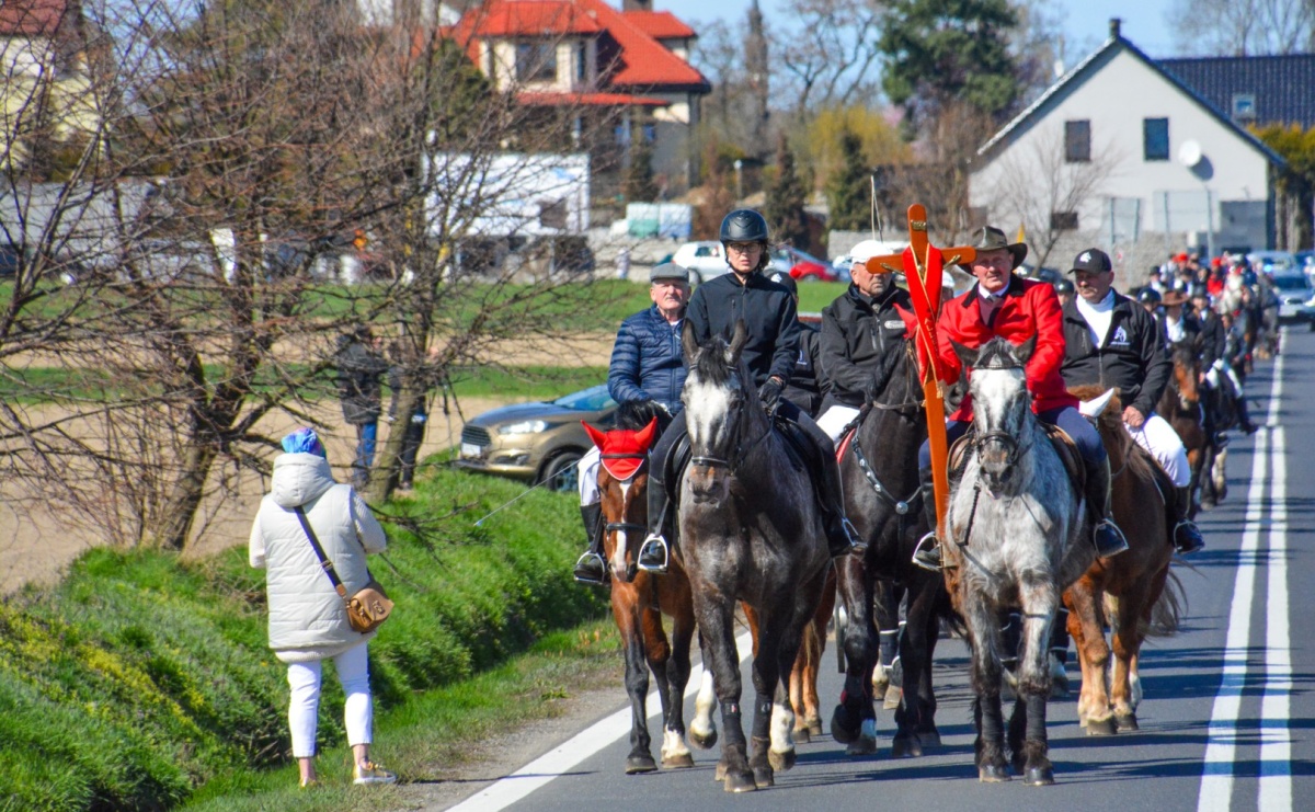 Racibórz-Sudół: wielkanocna procesja konna z tradycją i modlitwą o urodzaj - Serwis informacyjny z Raciborza - naszraciborz.pl