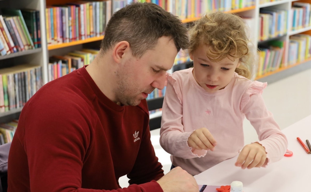 Tajemnice pszczół na spotkaniu Klubu Ojca w bibliotece - Serwis informacyjny z Raciborza - naszraciborz.pl