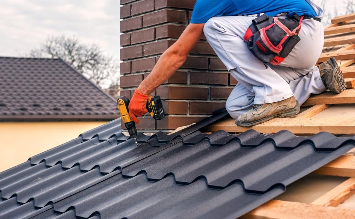 Czy trzeba deskować dach pod blachodachówkę? Wyjaśniamy - Serwis informacyjny z Raciborza - naszraciborz.pl