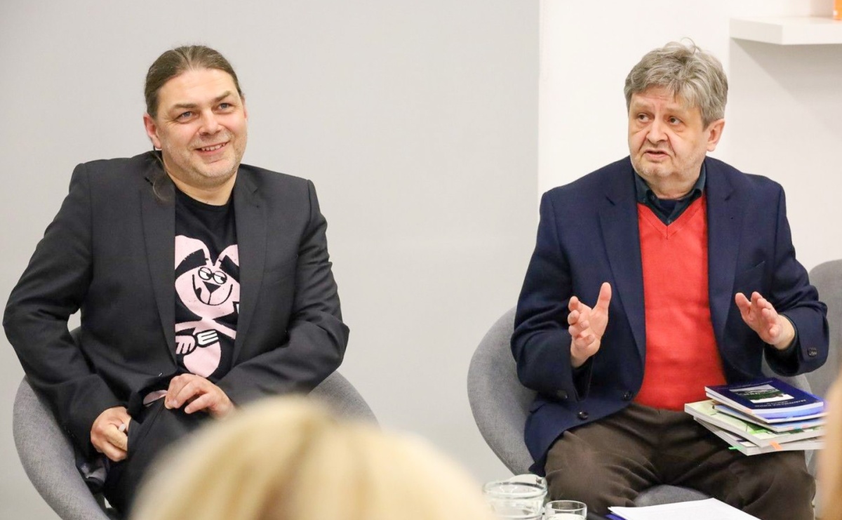 Poeta jest po to, żeby się dziwić. Spotkanie autorskie Jacka Molędy w bibliotece - Serwis informacyjny z Raciborza - naszraciborz.pl