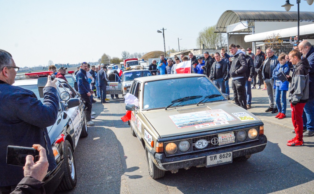 Z Tajlandii do Chałupek: Kultowe Fiaty i Polonez tłumnie powitane w ojczyźnie [FOTO i WIDEO] - Serwis informacyjny z Raciborza - naszraciborz.pl